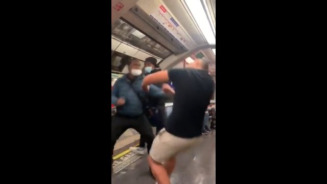 Rasista w londyńskim metrze znokautowany. Padł po jednym ciosie