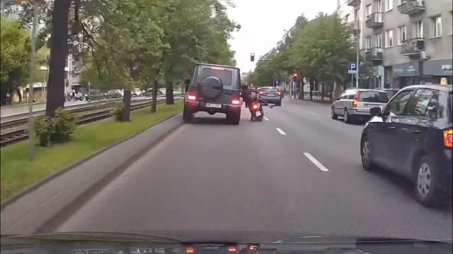 Typ celowo staranował kobietę na skuterze, bo jechała lewym pasem [WIDEO]