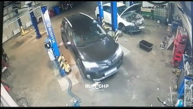 Praktykant w warsztacie pomylił pedały i zmiażdżył samochód klienta!