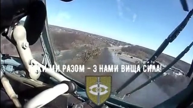 Ukraiński materiał ostrzeliwania wrogich sił z helikoptera
