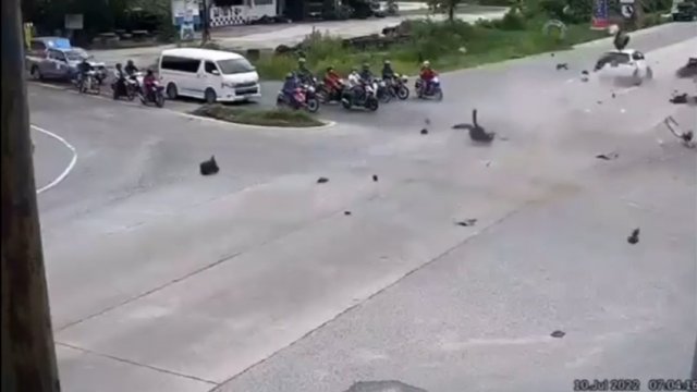 Samochód z ogromną prędkością uderzył w motocyklistów
