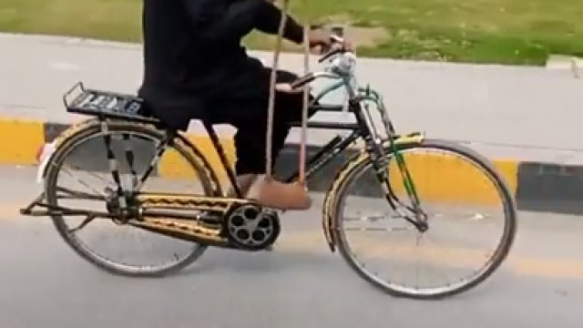 Mężczyzna bez nogi jedzie rowerem