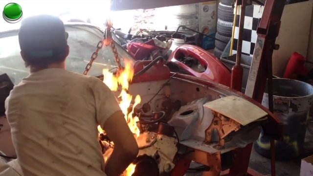 Mechanik amator próbował uruchomić samochód. Nagle pojawił się ogień