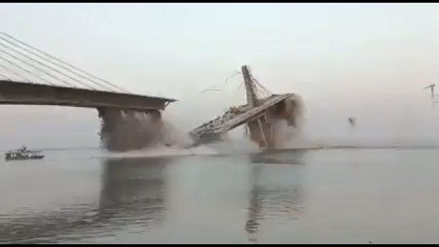 Most zawalił się drugi raz w ciągu roku. Termin ukończenia przekładano osiem razy