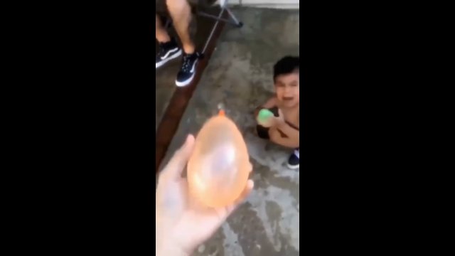 Młody się rozpłakał, bo... nie chciał zostać trafionym balonem z wodą