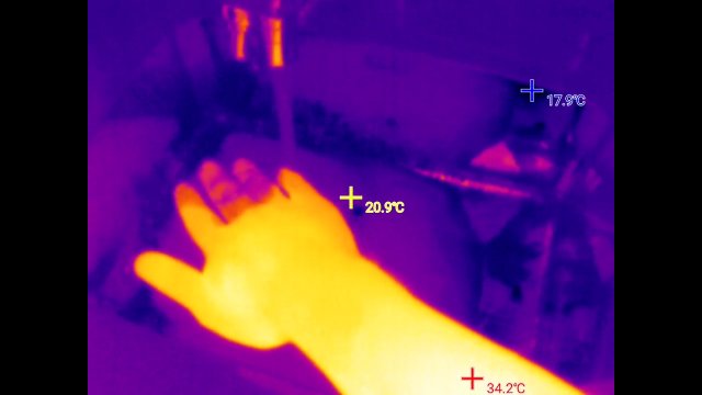 Mycie rąk w ciepłej i zimnej wodzie nagrane kamerą termowizyjną