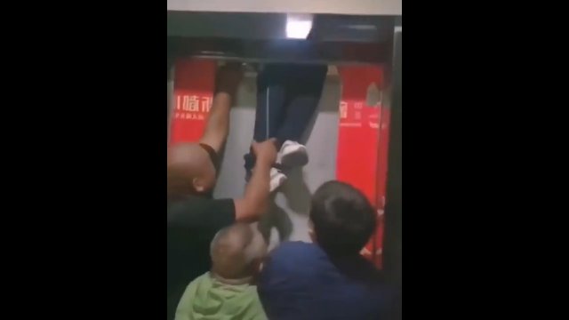 Spanikowany facet próbował uciec z zepsutej windy. Prawie stracił nogi...