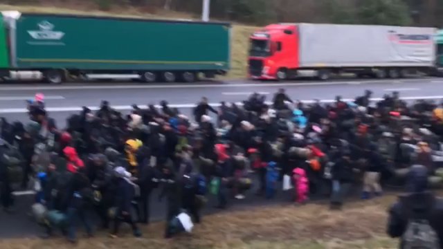Gigantyczna grupa imigrantów siłą wdziera się do Polski