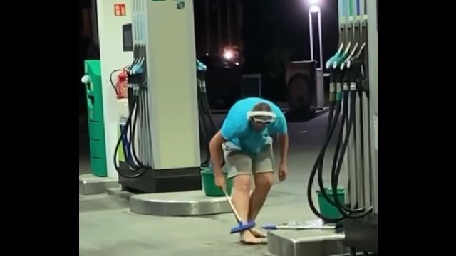Przyjechał na stację benzynową tylko po to, żeby... umyć sobie nogi [WIDEO]
