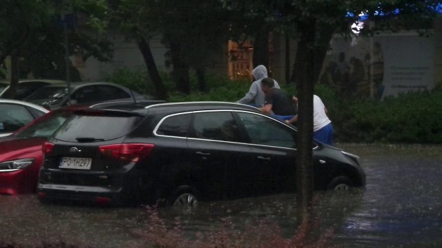 Łódź ratunkowa, pływający bolid ratunkowy w akcji po grubej ulewie.