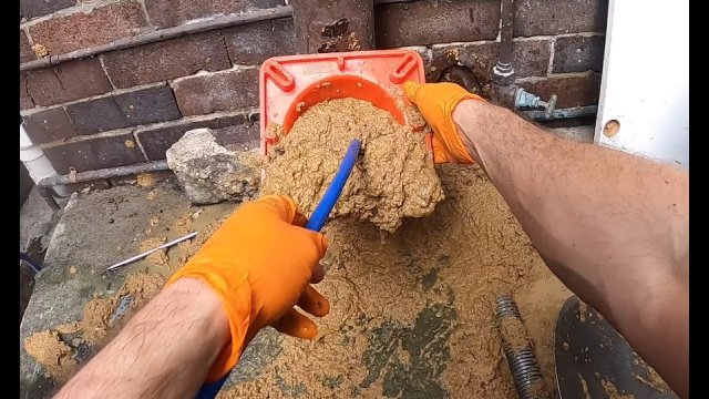Australijczyk pokazuje jak wygląda praca udrażniacza instalacji kanalizacyjnych