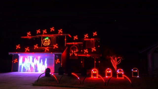 Podświetlenie na Halloween domu w rytmie muzyki "System of A down"