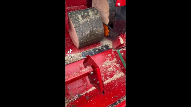 Zautomatyzowana maszyna do cięcia i rąbania drewna