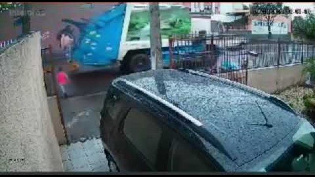 Facet pracujące przy wywozie śmieci ratuje dziecko przed wpadnięciem pod samochód