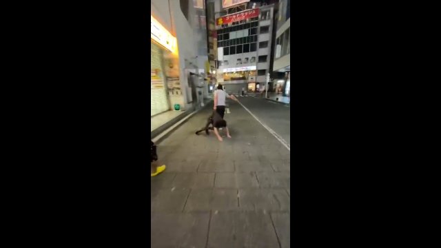 Mężczyzna został zaciągnięty przez ochroniarza na komisariat policji w Tokio