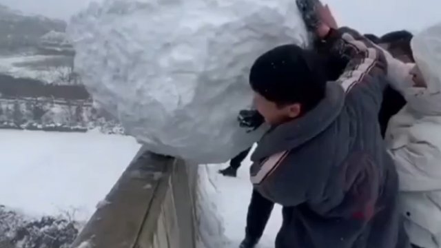 Zrzucają ogromną śnieżną kulę z mostu