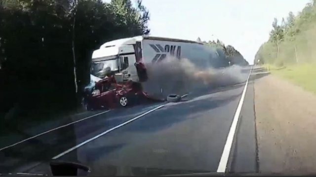 Rosja. Kierowca jadący na czołówkę powoduje wypadek. Samochód wpadł pod ciężarówkę