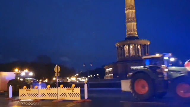 Pierwsze traktory protestujących niemieckich rolników jadą w kierunku Bramy Brandenburskiej