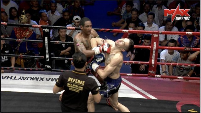 Pierwszy w historii Muay Thai podwójny nokdaun [WIDEO]