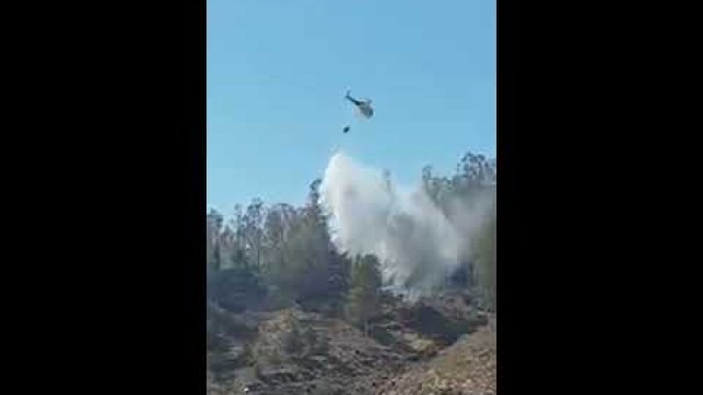 Niezwykłe umiejętności pilota helikoptera przy gaszeniu pożaru lasu