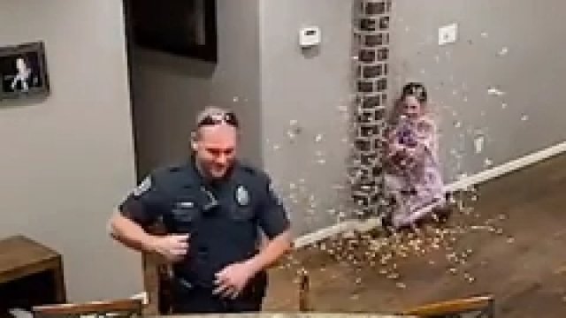 Policjant prowadzi ze swoją rodziną wojnę na konfetti