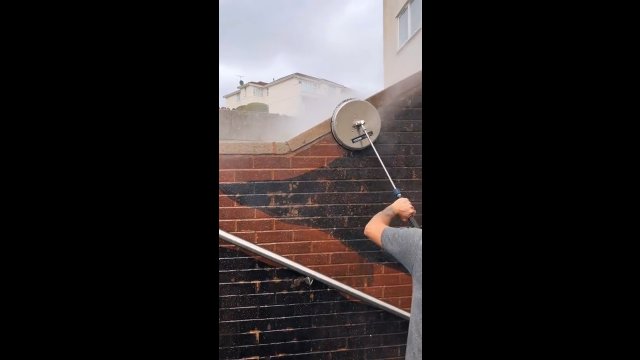 Czyszczenie ceglanego muru za pomocą myjki ciśnieniowej