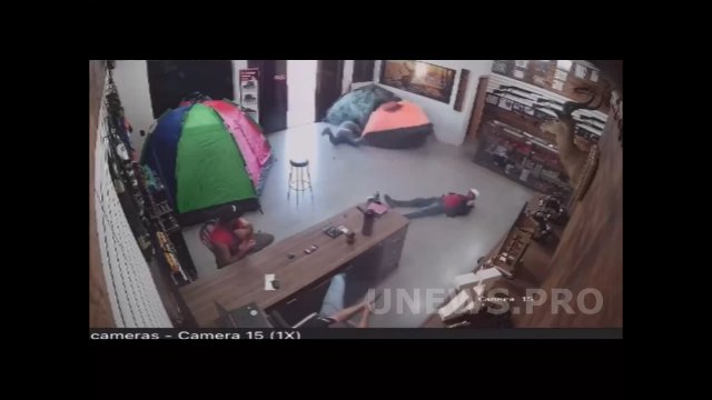 Kamera monitoringu zarejestrowała próbę napadu z bronią na sklep