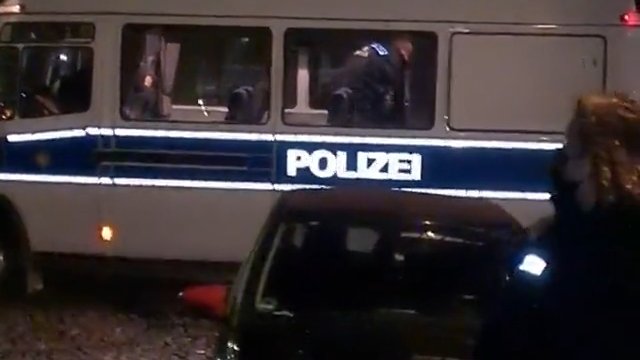 Berlin: policjant bije kobietę w radiowozie podczas protestów