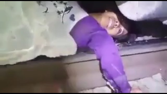 Kobieta zostaje uratowana przed zmiażdżeniem na śmierć przez pociąg