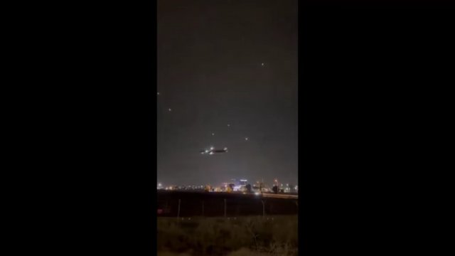 Samolot wylądował na lotnisku w Tel Awiwie podczas ostrzału rakietowego