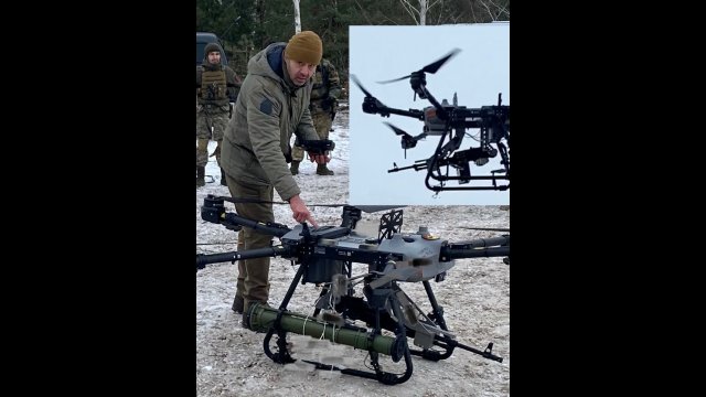 Ukraiński dron strzela z broni automatycznej [WIDEO]