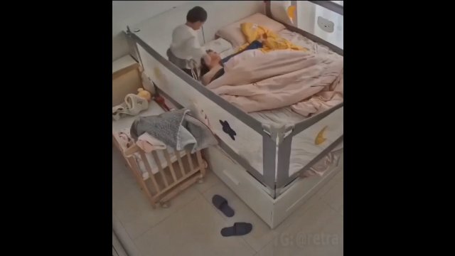 Chłopiec postanowił obudzić tatę w niekonwencjonalny sposób [WIDEO]