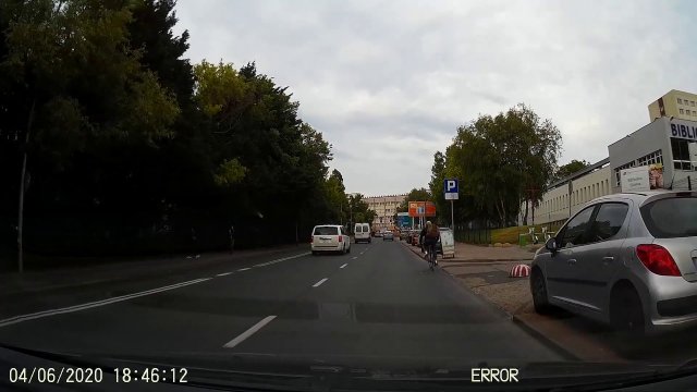 Rowerzysta samobójca wjeżdża prosto pod samochód