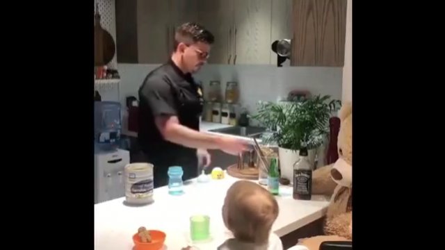 Ojciec wcielił się w rolę barmana i przygotowywał "drinki" swojemu dziecku [WIDEO]