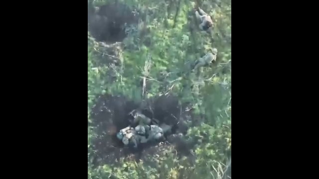 Bezpośredni atak moździerzowy na rosyjskich żołnierzy ukrywających się w dziurze