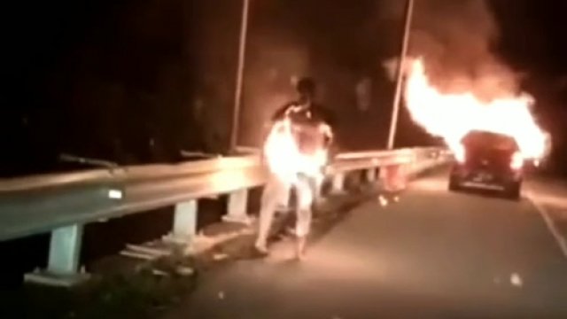 Scena jak z horroru! Płonący mężczyzna wyszedł z auta, które stanęło w ogniu
