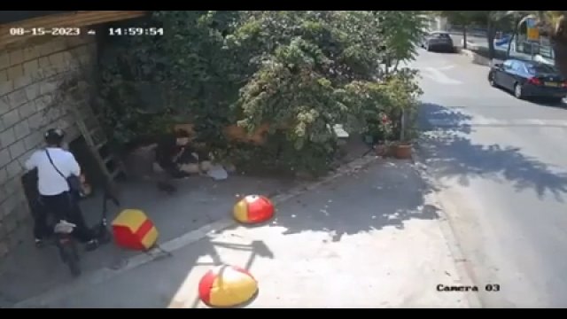 Motocyklista staranował dzieciaka na hulajnodze. Przerażony chłopiec natychmiast uciekł