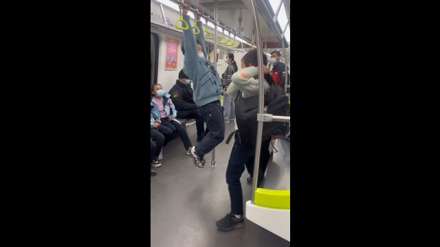 Dzieciak popisywał się w metrze, ale przegrał z grawitacją