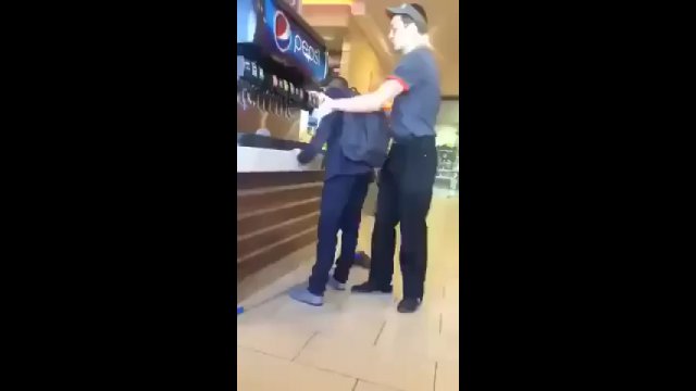 Pracownik Burger Kinga dał lekcję dzieciakom, którzy narobili bałaganu