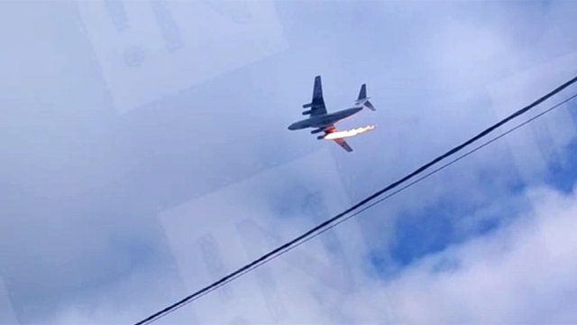 Wojskowy samolot Ił-76 rozbił się w Rosji. Silnik zapalił się w locie [WIDEO]