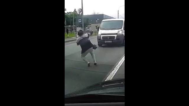 Kobieta nie upewniła się czy może bezpiecznie przejść przez drogę