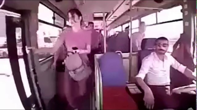 Kobieta zbyt szybko wychodzi z autobusu