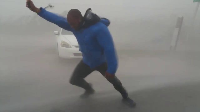 Meteorolog kontra wichura na Florydzie