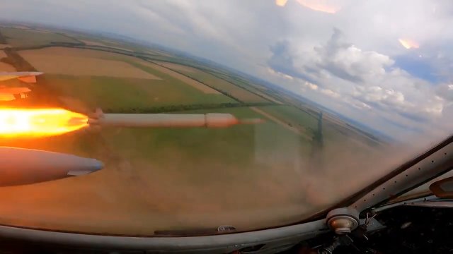 Ukraiński SU-25 wystrzeliwuje salwę pocisków powietrze-ziemia