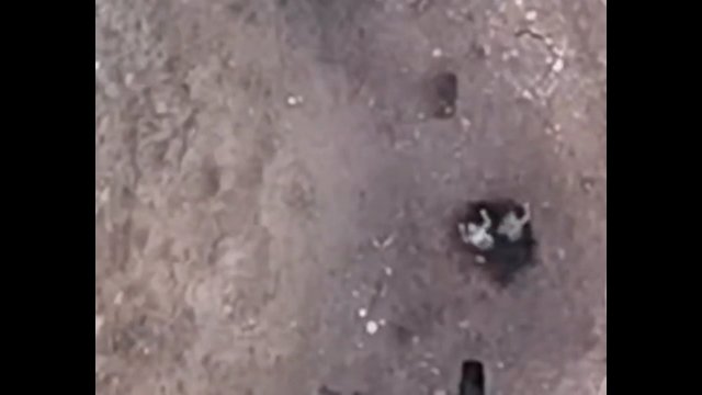 Dron namierza i uderza w dwóch rosyjskich żołnierzy siedzących w okopie
