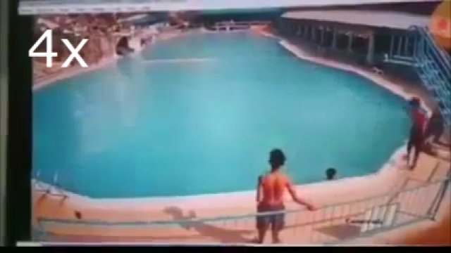 Grupa nastolatków wymyśliła beznadziejną zabawę na basenie