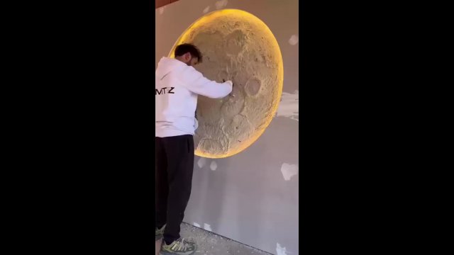 Chciał mieć w mieszkaniu coś wyjątkowego, więc stworzył podobiznę księżyca na ścianie [WIDEO]