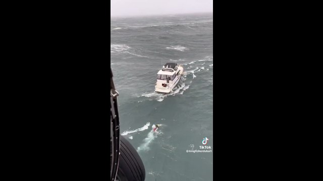 Straż przybrzeżna musiała ratować mężczyznę, który ukradł i wywrócił łódkę, który