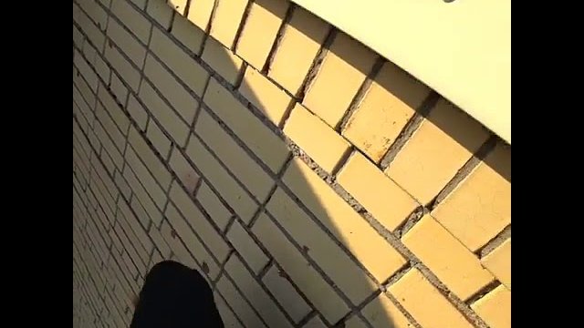 Bieganie po dachu bloku z bardzo hardcorowym finałem