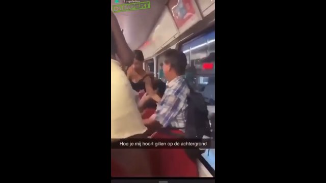 Mężczyzna został zaatakowany w tramwaju. Każdy z pasażerów chciał go uderzyć